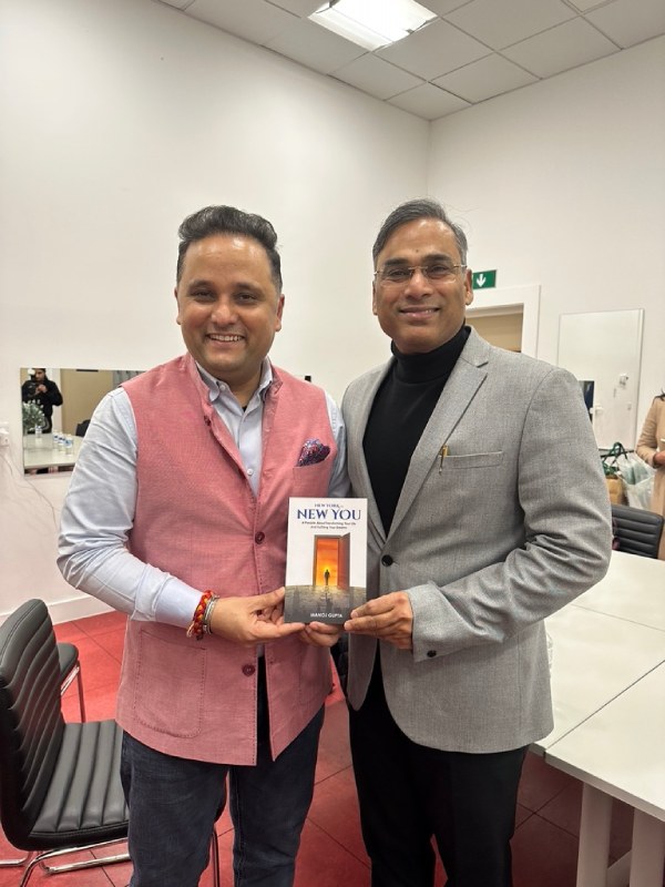 Manoj Gupta is with Amish Tripathi on an event with his first book ‘New York to NEW YOU’ 